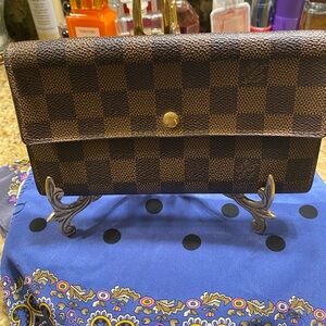 AUTHENTIC DAMIER MONOGRAM WALLET IN GOOD PREOWN CONDITION.